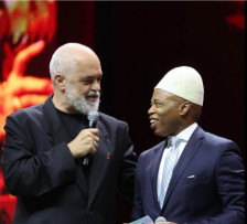 „НЕКА КРЕНЕ РАКА АКО НЕКОЈ НЕКОГАШ ПОМИСЛИЛ ДЕКА ГРАДОНАЧАЛНИКОТ НА ЊУЈОРК ЌЕ ПОБАРА АЛБАНСКО ДРЖАВЈАНСТВО“: Рама објави фотографија од Адамс со албанска национална капа