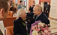 (Видео) По објавата дека се крие во бункер, Путин се сретна со својата некогашна наставничка