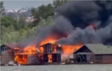 (Видео) Огромен пожар на реката Сава во Белград, се запалија сплавови