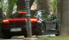 Видео: Скопјанска си вози со автомобилот низ Градски парк