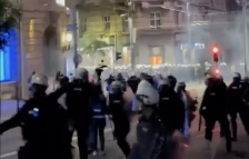 (Видео) Експлозии, топовски удари: Во Белград се судрија полицијата и дел од демонстрантите