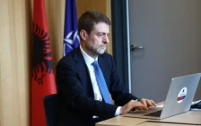 Во руски напади погоден комплексот каде што живее албанскиот амбасадор во Киев, рускиот амбасадор повикан во МЕНР