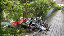 (Фото) Се урна авион врз станбена област во Германија, две лица загинаа