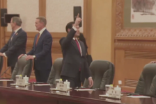 (Видео) Рубио воодушевен од таванот во салата за состаноци во Пекинг, неговата реакција е хит на социјалните мрежи