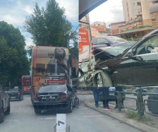 (Фото) Мерцедес се заби во автобус на ЈСП кај Чаирчанка