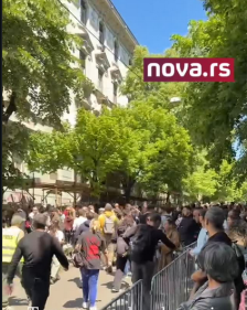Фрлени пиротехнички средства врз луѓето собрани на комеморацијата за жртвите од масакрот во Белград