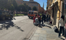 Се заби со автомобил во пешаци во центарот на Модена, па нападна минувач со нож