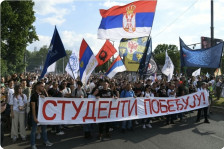 (Видео) Реки луѓе пристигнуваат на големиот студентски протест во Белград