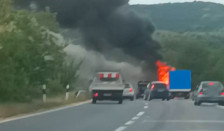 Сообраќајот на автопатот Велес-Скопје е нормализиран на местото каде што се запали автобус