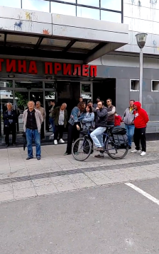 (Видео) Дваесетина луѓе мислат дека му треба спас на Прилеп