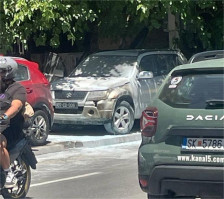 Полицијата трага по млад скопјанец кој потпали две возила на Бугарската амбасада во Скопје