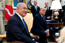 Во Израел се прашуваат: Дали Нетанјаху одлучува сам или Трамп ја води политиката?