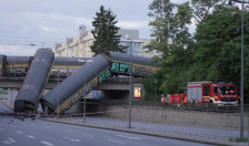 Воз падна од мост во Минхен