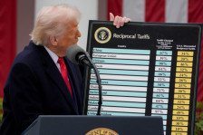 Трамп подготвува нови царини за 60 земји — кој сѐ е на удар и зошто?