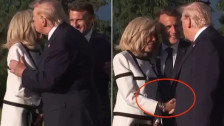 (Видео) Видеото од Трамп и Брижит Макрон стана вирално: Не сакаше да и ја пушти раката