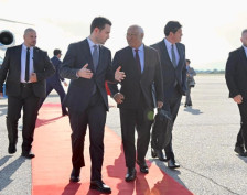 Кошта пристигна во Скопје, Муцунски го пречека на аеродром