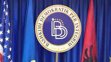 ДУИ бара албанскиот јазик да биде вратен на државните табли