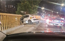 Такси проби ограда од мост вечерва во Скопје