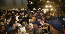 Продолжуваат судирите меѓу демонстрантите и полицијата во Тирана