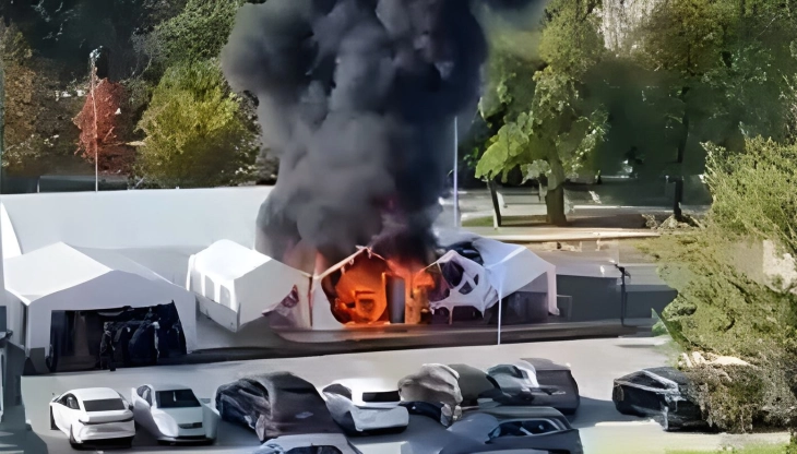 Пожар пред Собранието на Србија во Белград - Либертас