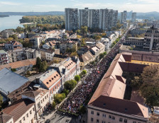 Десетици илјади студенти и граѓани маршираат кон Нови Сад - Либертас