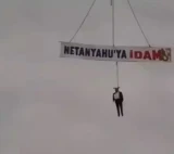 Кукла на Нетанјаху обесена на кран во Трабзон - Либертас