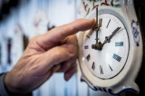 Ноќеска почнува зимското сметање на времето - Либертас