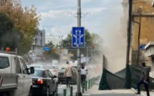 Ламарина падна на тротоар на „Илинденска“: Можеме ли безбедно да се движиме без да се плашиме - Либертас