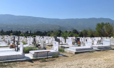 Празнично апсење на гробишта – лажен поп пеел на Задушница - Либертас