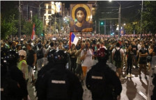 (ВИДЕО) Полицаец претепа девојка во Нови Сад - Либертас