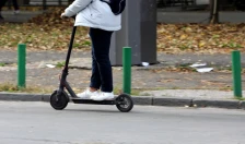 Две малолетнички тешко повредени, паднале од електричен тротинет - Либертас