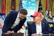 Трката за наследник на Трамп во 2028 година се вжештува, а еден републиканец има огромна предност - Либертас