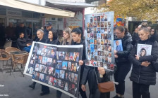 (Видео) Мирен Марш на ангелите. Родителите бараат правда и сеуште чекаат одговор зошто Ратко Димитровски куќниот притвор го минува во пицерии - Либертас