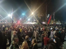 Без инциденти поминуваат собирите на поддржувачите на српските власти и на мајката која штрајкува со глад заради смртта на своето дете кое загина во падот на бетонската настрешница на железничката станица во Нови Сад - Либертас