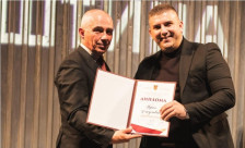 „Убо дете е“: Општина Битола му додели годишна награда за заслуги на полицаец што отворил фејсбук-страница - Либертас