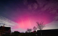 Розова поларна светлина на небото над северна Белгија и Холандија - Либертас