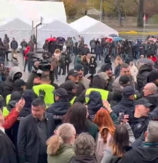 Инцидент пред влезот во српското Собрание - Либертас