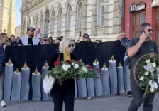 (Видео) Трагедија, гнев и отпор – Србија се поклонува пред жртвите од Нови Сад - Либертас