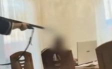 ВИДЕО: Девојче му впери пушка во главата на 11-годишниот брат - Либертас