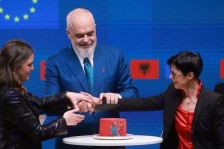 Рама симболично пресече торта во Брисел – Албанија го отвори последниот преговарачки кластер со ЕУ - Либертас
