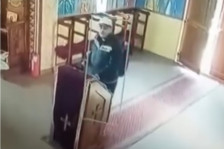 (Видео) Крадец „оперира“ во црква во Катланово, сите икони ги провери дали има пари - Либертас