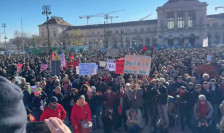 (ВИДЕО) Илјадници луѓе на антифашистички марш во Загреб, млади мажи во црно нападнаа со боја демонстранти  - Либертас