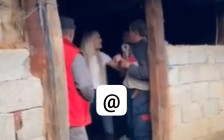 (ВИДЕО) Русокоса газдарица дели боксови во кал – Ескалира ,,Кравјата криза” во Крива Паланка. Ќе ја заузда ли некој привилегираната “убавица“ - Либертас