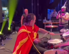 (Видео) Лукас обвиен со македонско знаме ја изведува „Јовано Јованке“, по приведувањето напиша „Ја сакам Македонија“ - Либертас