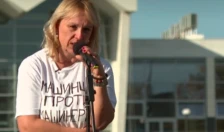 Пред српското Собрание почна штрајк со глад мајка на дете загинато во падот на бетонската настрешница во Нови Сад - Либертас