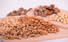 АХВ заплени 1 641 килограм небезбедни ореви и кикирики, храната ќе биде уништена - Либертас