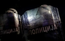 Големи полициски сили распоредени околу српскиот парламент каде се одржуваат собири на приврзаници на власта и поддржувачи на мајка која штрајкува со глад - Либертас