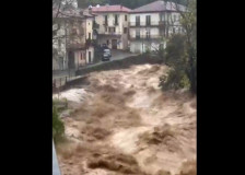 (Видео) Италија под вода: свлечишта рушат згради, жители на покриви чекаат спасување - Либертас