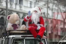 Дедо Мраз и супер херои од цртаните филмови им поделија пакетчиња на хоспитализираните на Детската клиника - Либертас