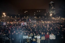Словаците излегоа на протести низ земјата со барање за оставка на премиерот Фицо - Либертас